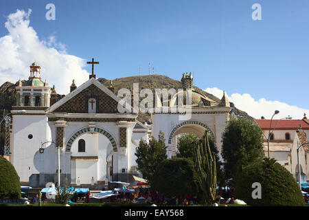 Plaza 2 de Febrero und die Basilika entlang der 6 de Agosto Avenue in dem kleinen Touristenort von Copacabana, Bolivien Stockfoto