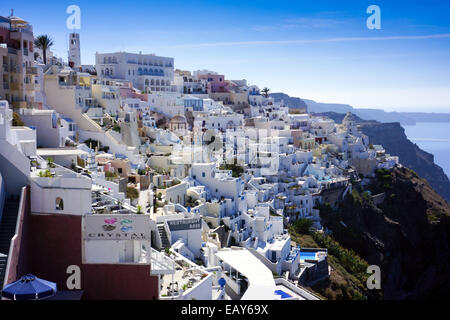 Weiße Haus am Kraterrand, Fira, Santorini, Griechenland Stockfoto