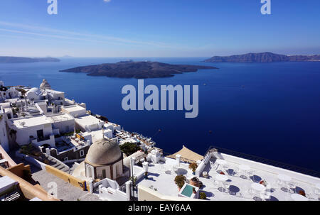 Weiße Haus am Kraterrand, Fira, Santorini, Griechenland Stockfoto