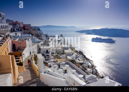 Weiße Haus am Kraterrand, Fira, Santorini, Griechenland Stockfoto