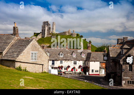 Marocco Arms Hotel und The Greyhound Inn unterhalb der Ruine Corfe Castle in Dorset England UK Stockfoto