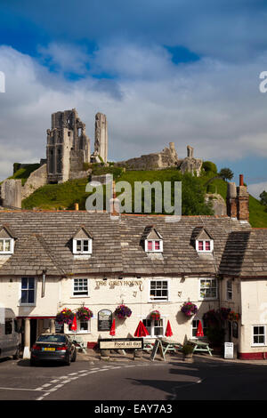 Der Greyhound Inn unterhalb der Ruine Corfe Castle in Dorset England UK Stockfoto