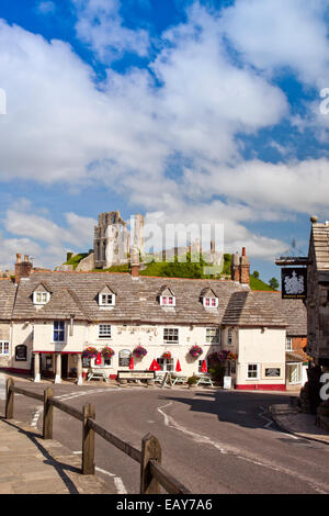 Marocco Arms Hotel und The Greyhound Inn unterhalb der Ruine Corfe Castle in Dorset England UK Stockfoto
