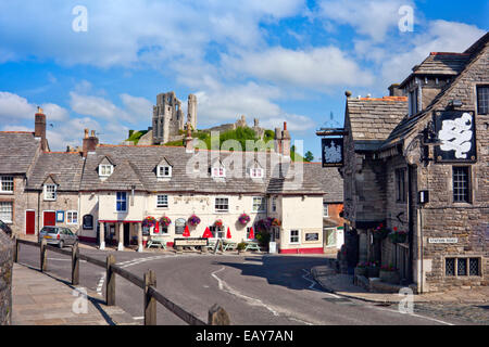 Marocco Arms Hotel und The Greyhound Inn unterhalb der Ruine Corfe Castle in Dorset England UK Stockfoto