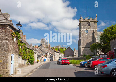 Traditionellen Steinhäusern und die Pfarrkirche in West Street Corfe Castle Dorset England UK Stockfoto