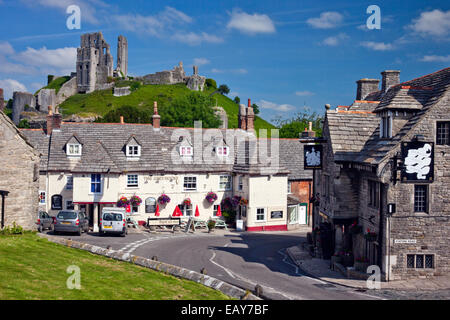 Marocco Arms Hotel und The Greyhound Inn unterhalb der Ruine Corfe Castle in Dorset England UK Stockfoto