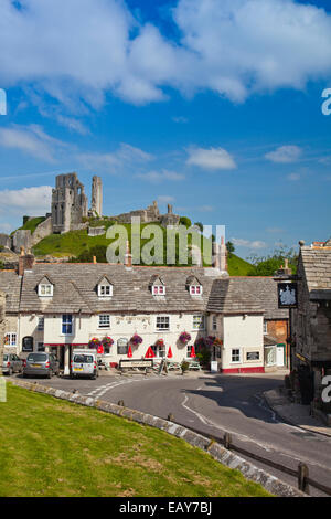 Marocco Arms Hotel und The Greyhound Inn unterhalb der Ruine Corfe Castle in Dorset England UK Stockfoto