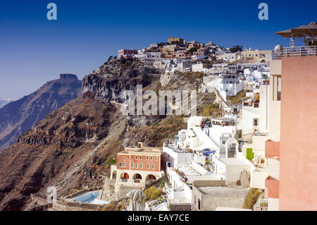 Weiße Haus am Kraterrand, Fira, Santorini, Griechenland Stockfoto