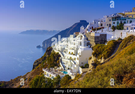 Weiße Haus am Kraterrand, Fira, Santorini, Griechenland Stockfoto