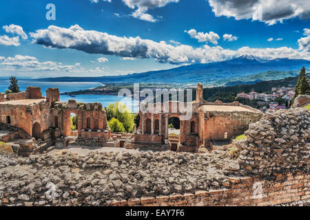 Das antike Theater von Taormina ist auch bekannt als Teatro Greco (griechisches Theater), Provinz Messina, Sizilien, Italien, Europa Stockfoto