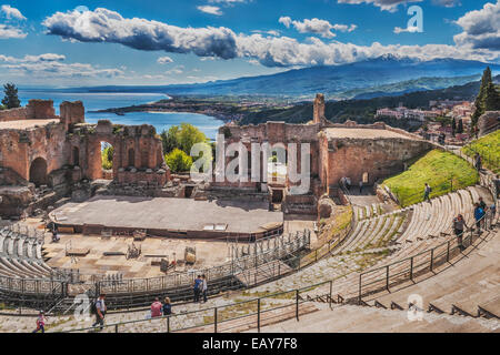 Das antike Theater von Taormina ist auch bekannt als Teatro Greco (griechisches Theater), Provinz Messina, Sizilien, Italien, Europa Stockfoto