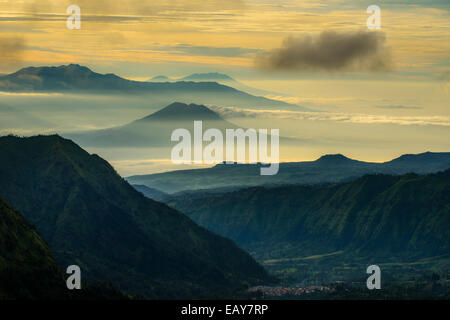 Mount Bromo und Mount Batok Mount Semeru, Insel Java, Indonesien Stockfoto