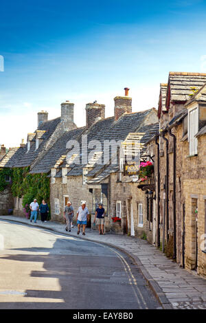 Traditionellen Steinhäusern und The Fox Inn in West Street Corfe Castle Dorset England UK Stockfoto