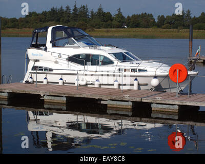 Motorboot festgemacht an einem Steg am "Clonmacnoise klösterlichen Standort" auf dem Fluss Shannon County Offaly, Irland. Stockfoto