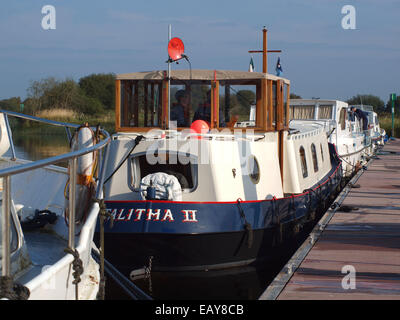 Eine schmale Boot festgemacht an einem Steg in das Dorf Shannonbridge auf dem Fluss Shannon in County Offaly, Irland. Stockfoto