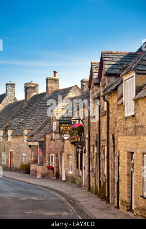 Traditionellen Steinhäusern und The Fox Inn in West Street Corfe Castle Dorset England UK Stockfoto