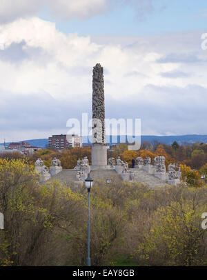 Frognerparken, Gustav Vigeland Skulpturenpark, Oslo Norwegen andere Ansicht des Monolithen mit Herbstfärbung Stockfoto