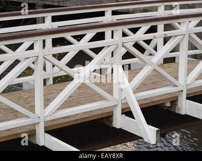 Detail der Holzsteg mit White Picket Geländer, dekorative Bau entlang der Alna Fluss in Oslo Norwegen Stockfoto