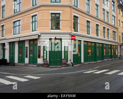 Grünerløkka, Oslo Norwegen, ein beliebter Stadtteil, vielen kleinen Geschäften und Restaurants, Markveien Mat Og Vinhus und Dr. Kneipps Vinbar Stockfoto