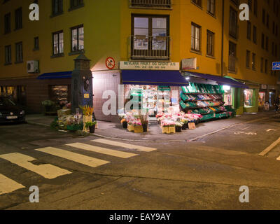 Grünerløkka, Oslo Norwegen, einem beliebten Stadtteil zu leben mit vielen kleinen Geschäften und Restaurants, Ecke Laden Obst und Gemüse Stockfoto