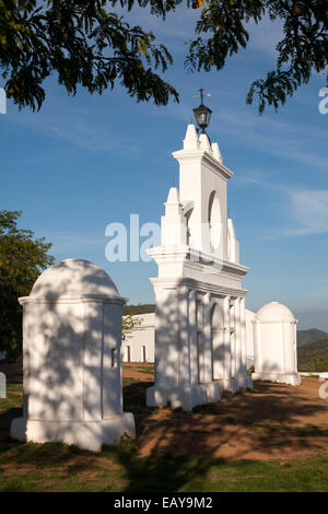 Bell-Giebel Turmstruktur, Peña de Arias Montano, Alájar, Sierra de Aracena, Provinz Huelva, Spanien Stockfoto