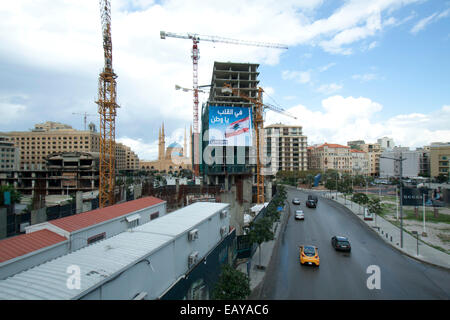 Beirut, Libanon. 22. November 2014. Beirut ist mit patriotischen Fahnen geschmückt, als Nationalfeiertag in Erinnerung an die Befreiung aus der Frankreich 1943 gefeiert wird. Bildnachweis: Amer Ghazzal/Alamy Live-Nachrichten Stockfoto