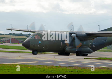 Gereman militärische Mittel Aufzug Transportflugzeug Transall 51 + 10 um RAF Lossiemouth Schottland. SCO 9179 Stockfoto