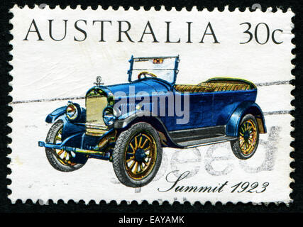 Australien - CIRCA 1984: eine Briefmarke gedruckt in Australien zeigt Gipfel 1923, Australian gemacht Oldtimer, ca. 1984 Stockfoto