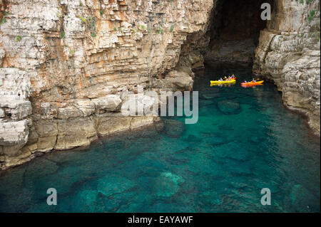 Kajaks Schwimmer im Meer Höhle auf der Insel Lokrum, in der Nähe von Dubrovnik Kroatien Stockfoto