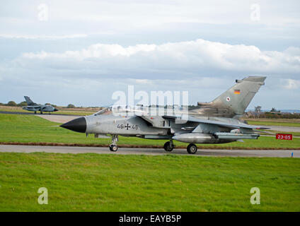 Panavia Tornado 200 46 + 54 ECR von der deutschen Luftwaffe auf Übung an RAF Lossiemouth Morayshire, Schottland.  SCO 1972 Stockfoto