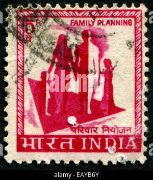 Indien - ca. 1965: Eine Briefmarke gedruckt in Indien zeigt Bild einer Familie mit der Aufschrift "Familienplanung", Serie, ca. 1965 Stockfoto