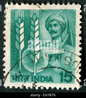 Indien - CIRCA 1980: Eine Briefmarke gedruckt in Indien zeigt Bauer mit Hacke und Ohr Kolben, ca. 1980 Stockfoto