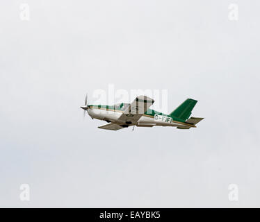 Socata TB20 Trinidad privaten einmotorigen leichten Flugzeug Flugzeug. Flughafen Inverness. Schottland.  SCO 9181 Stockfoto