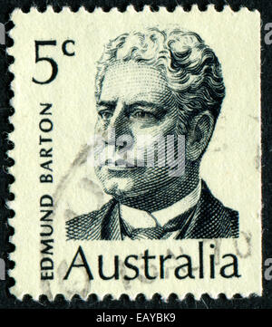 Australien - CIRCA 1970: eine Briefmarke gedruckt in Australien zeigt Sir Edmund Barton, Minister, Politiker und Richter, ca. 19 Stockfoto