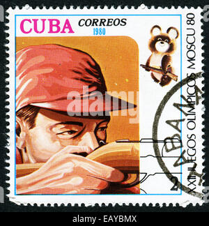 Kuba - CIRCA 1980: Eine Briefmarke gedruckt in Kuba, gewidmet Olympiade Moskau (1980), Sportschießen, Mann schießt Pistole, ca. 1980 Stockfoto