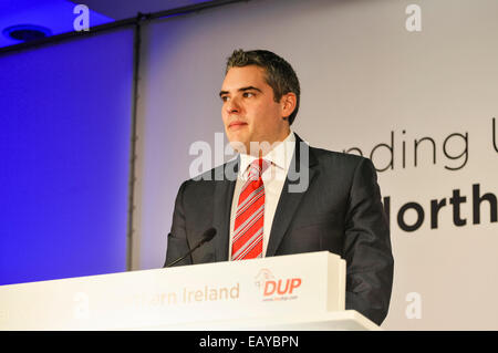 Belfast, Nordirland. 22. November 2014. -Stadtrat Gavin Robinson befasst sich der DUP-Konferenz 2014 nachdem er als Kandidat der Westminster für East Belfast Credit angekündigt: Stephen Barnes/Alamy Live News Stockfoto