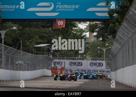 Putrajaya, Malaysia. 22. November 2014.  Das Rennen-Sessions für Runde 2 2014 FIA Formula E Putrajaya ePrix Wilayah Persekutuan Pesiaran Perdana Bezirk 5 auf Samstag, 22. November 2014. Bildnachweis: Sharkawi Che Din/Alamy Live-Nachrichten Stockfoto