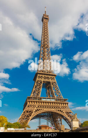 Blick vom Ufer auf Eiffelturm (La Tour Eiffel) in Paris, Frankreich Stockfoto