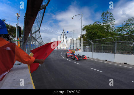 Putrajaya, Malaysia.  22. November 2014.  Wehende rote Fahnen während des Qualifyings für Runde 2 2014 FIA Formula E Putrajaya ePrix Wilayah Persekutuan Pesiaran Perdana Bezirk 5 auf Samstag, 22. November 2014.  Bildnachweis: Sharkawi Che Din/Alamy Live-Nachrichten Stockfoto