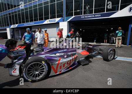 Putrajaya, Malaysia. 22. November 2014.  Vorbereitung für den Renntag für Runde 2 2014 FIA Formula E Putrajaya ePrix Wilayah Persekutuan Pesiaran Perdana Bezirk 5 auf Samstag, 22. November 2014. Bildnachweis: Sharkawi Che Din/Alamy Live-Nachrichten Stockfoto