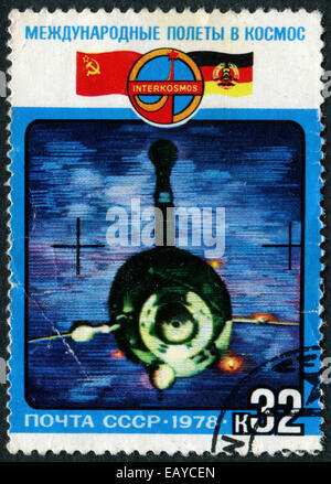 UdSSR - CIRCA 1978: A Briefmarke gedruckt in der UdSSR (Russland) zeigt Zusammenarbeit UdSSR und DDR (Ostdeutschland) in den Raum, mit Inschriften Stockfoto