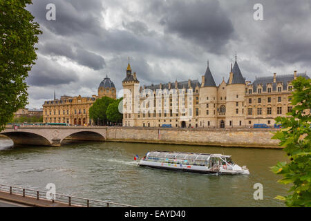 Pont au Umstellung Seineufer, Palais de Justice und die Conciergerie in Paris, Frankreich Stockfoto