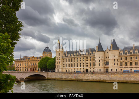 Pont au Umstellung Seineufer, Palais de Justice und die Conciergerie in Paris, Frankreich Stockfoto