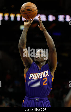 Philadelphia, USA. 21. November 2014. Phoenix Suns guard Eric Bledsoe (2) in Aktion während der NBA-Spiel zwischen den Phoenix Suns und die Philadelphia 76ers im Wells Fargo Center in Philadelphia, Pennsylvania. Die Phoenix Suns gewann 122-96. Stockfoto