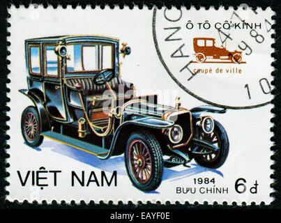 VIETNAM - CIRCA 1984: Eine Briefmarke gedruckt von VIETNAM zeigt altes Auto, Serie, ca. 1984 Stockfoto