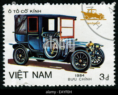 VIETNAM - CIRCA 1984: Eine Briefmarke gedruckt von VIETNAM zeigt altes Auto, Serie, ca. 1984 Stockfoto