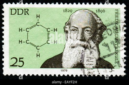 Deutschland - ca. 1979: Eine Briefmarke gedruckt in Deutschland zeigt Friedrich August Kekule von Stradonitz, deutscher Chemiker, ca. 19 Stockfoto