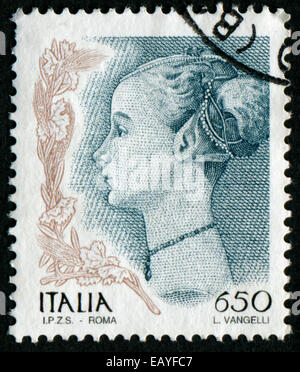 Italien - ca. 1998: Eine Briefmarke gedruckt in Italien aus der "Frauen in der Kunst" Ausgabe zeigt Profil einer Frau (Antonio del Pollaiuolo) Stockfoto