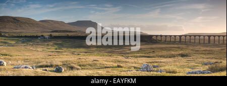 Die Sonne versinkt hinter Ribberhead-Viadukt in Yorkshire Stockfoto