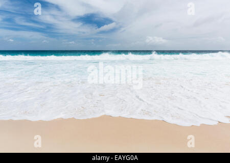 Wunderschöne Anse Intendance im Süden von Mahé, Seychellen mit hohen Wellen Stockfoto